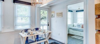 Authentic 1940's renovated Folly cottage!