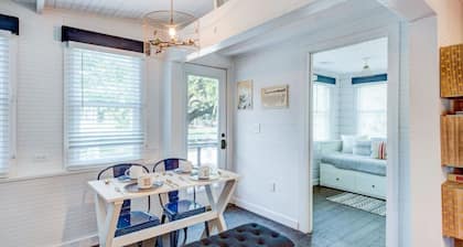 Authentic 1940's renovated Folly cottage!