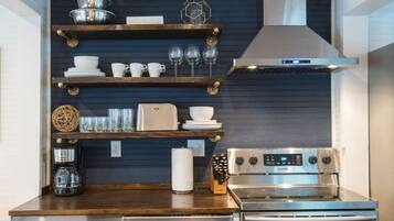 Réfrigérateur, cafetière/bouilloire, chaise haute