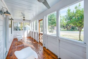 Hair dryer - Authentic 1940's renovated Folly cottage! (Charleston)