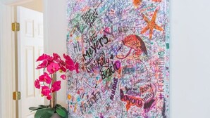 Una pared con un llamativo mural de estilo graffiti.