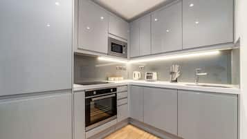 Een koelkast, een microgolfoven, een oven, een kookplaat