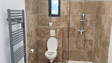 Sèche-cheveux, serviettes fournies, savon, papier toilette