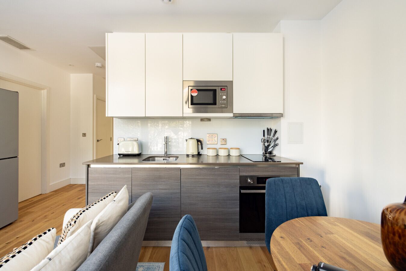 Kühlschrank, Mikrowelle, Ofen, Herdplatte