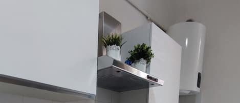 Refrigerador, horno, cafetera y tetera y tetera eléctrica