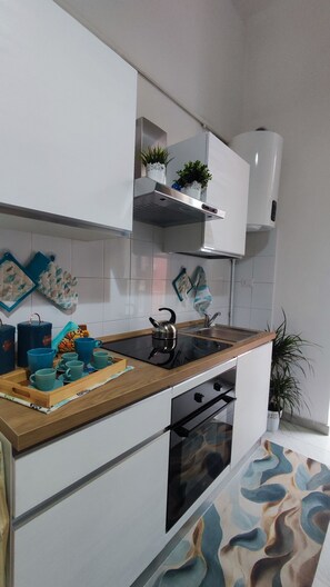 Refrigerador, horno, cafetera y tetera y tetera eléctrica 