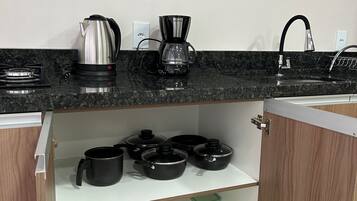 Geladeira, micro-ondas, fogão, chaleira elétrica