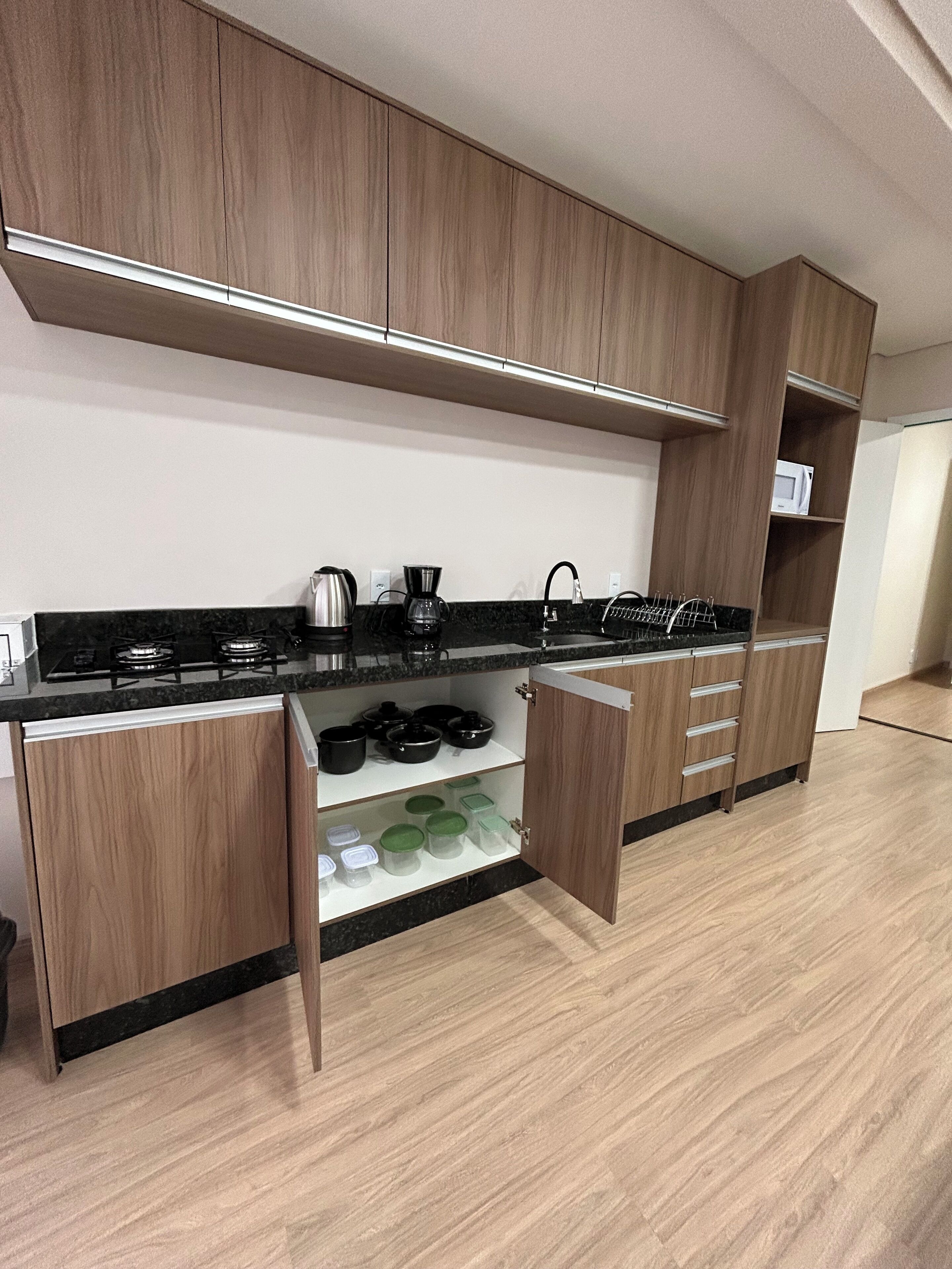 Geladeira, micro-ondas, fogão, chaleira elétrica