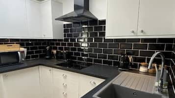 Apartemen | Dapur pribadi | Lemari es, microwave, kompor, dan mesin pencuci piring