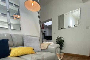 Apartamento | Zona de estar | Una televisión