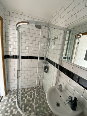 Dusj, hårføner, håndklær og toalettpapir