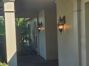 Property grounds - Serene Lakefront North Tampa Top-Notch 4-bed Courtyard Home Golf Cart Getaway (Tampa)