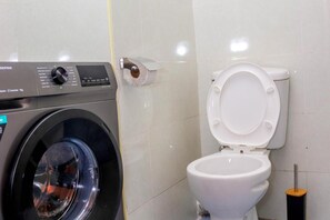 Căn hộ | Phòng tắm | Buồng tắm vòi sen, khăn tắm, giấy vệ sinh 
