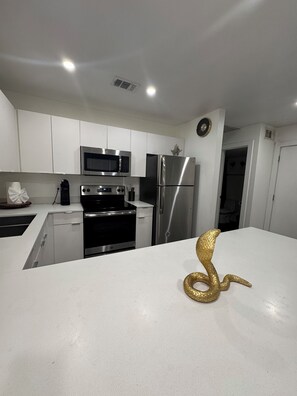 Fridge, microwave, oven, stovetop - Central Dallas - Alluring 1 Bed 1 Bath (Dallas)