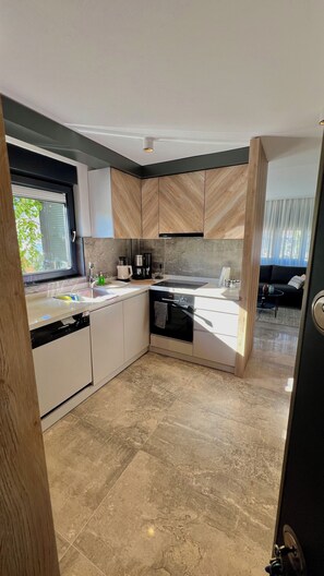 Fridge, oven, stovetop, dishwasher