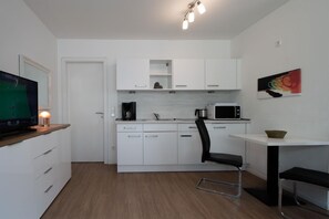 Kjøleskap, mikrobølgeovn, kokeplater og kaffetrakter/tekoker