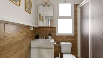 Een douche, een haardroger, handdoeken