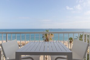 A balcony with a view of a beach and the sea. - Malagueta - Miradore IV (Málaga)
