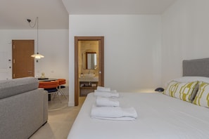 Iron/ironing board, free WiFi, bed sheets