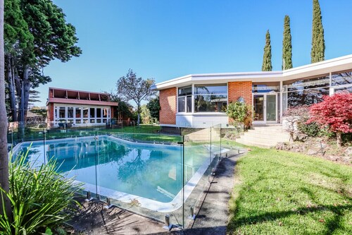 StayAU 6BR McKinnon Pool Home