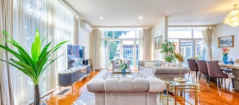 StayAU 6BR McKinnon Pool Home