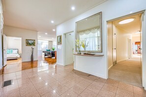 6 bedrooms, desk, iron/ironing board, travel crib