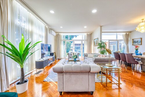 StayAU 6BR McKinnon Pool Home