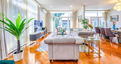 StayAU 6BR McKinnon Pool Home