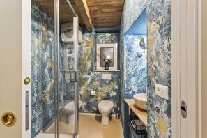 Secador de cabelo, toalhas de banho