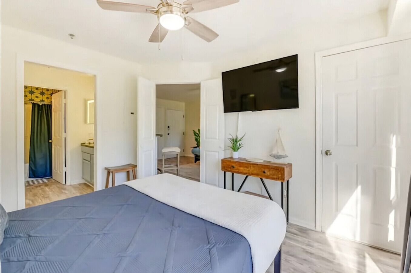 Free WiFi, bed sheets