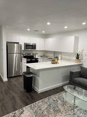 Réfrigérateur, micro-ondes, four, plaque de cuisson