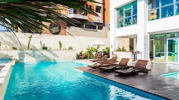 Una piscina al aire libre