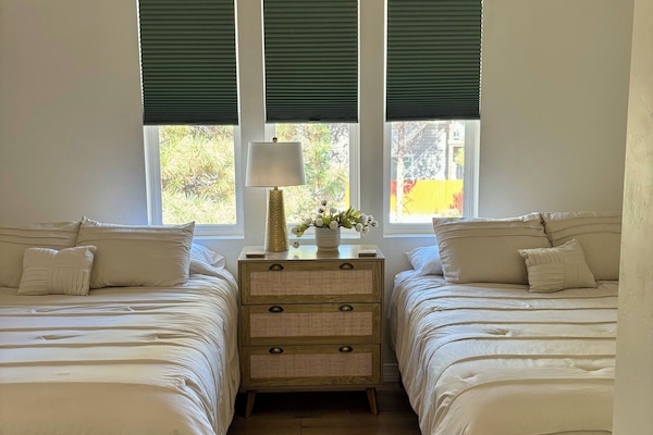 3 dormitoris, planxa i posts de planxar, un bressol de viatge i wifi