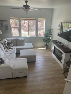 Smart TV, fireplace