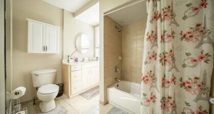 Charming 4-Bedroom Home Backyard 8 gusts with AC and WiFi in Chicago Ridge