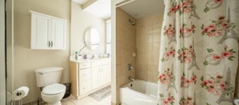 Charming 4-Bedroom Home Backyard 8 gusts with AC and WiFi in Chicago Ridge