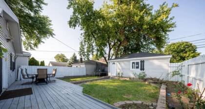Charming 4-Bedroom Home Backyard 8 gusts with AC and WiFi in Chicago Ridge