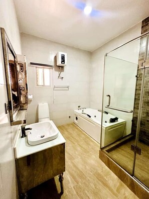 Family Duplex, Balcony | Bathroom | Free toiletries, towels, soap, toilet paper - Julaz Apartment Lekki (Lekki)