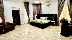5 bedrooms, desk, laptop workspace, free WiFi - Julaz Apartment Lekki (Lekki)
