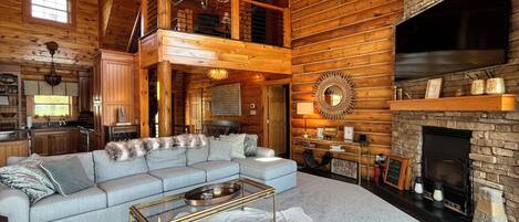 Smart TV, lareira, livros, monitores de computador