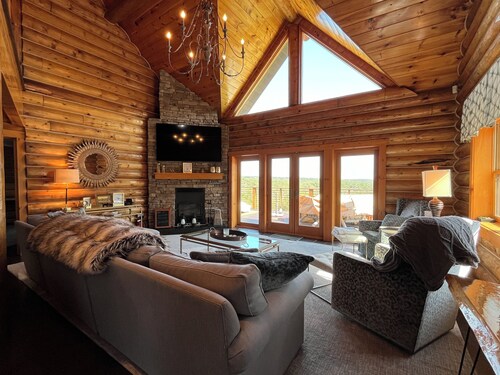 Picturesque Log Home, Family Fun with Scenic Views