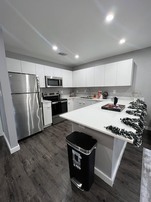 冷蔵庫、電子レンジ、オーブン、コンロ