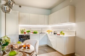 Jääkaappi, mikroaaltouuni, uuni, astianpesukone