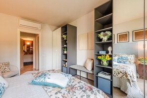 2 slaapkamers, een strijkplank/strijkijzer, beddengoed