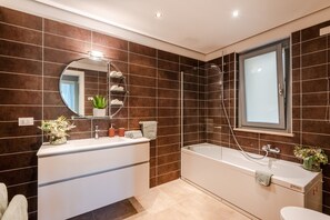 Een haardroger, een bidet, handdoeken