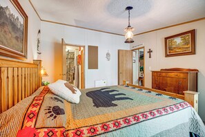 3 bedrooms, WiFi, bed sheets - Cotopaxi Getaway w/ Deck: 17 Mi to Royal Gorge (Cotopaxi)