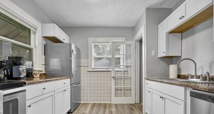 Charming 3-bedroom house with AC and WiFi in lovely Lansing
