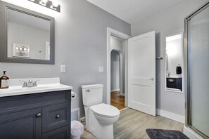 Regadera, secadora de cabello, toallas, jabón 