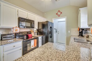 Refrigerador, microondas, placa de cocina, cafetera/tetera
