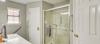 5 Mi to University of Oklahoma: Home w/ Patio!